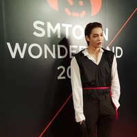 Bukannya seram, Kai EXO malah membuat para penggemar meleleh karena ketampanannya sebagai drakula yang justru terlihat seksi. Foto: Instagram @smtown