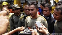 Tali yang menghambat proses pencairan membuat tim penyelam kembali ke posisi awal untuk melepas tali. Berbekal keyakinan dan mengikuti alat pendeteksi para penyelam melanjutkan pencarian. Namun, Hendra bersama kawan-kawan pun sempat putus asa mengikuti alat karena tak menemukan badan pesawat dan hanya terdapat bongkahan-bongkahan kecil.