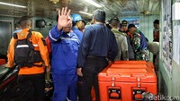 Suasana saat pemindahan Black box Lion Air JT610 dari kontainer box.