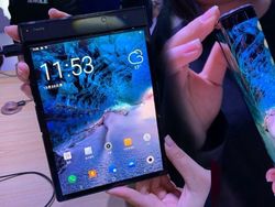 Menggenggam Ponsel Layar Lipat Pertama Sejagat