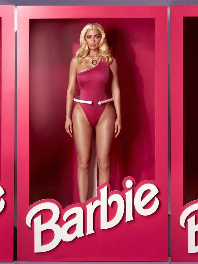 Kylie Jenner tetap punya tema kostum Halloween tersendiri. Ia bak boneka Barbie yang masih terbungkus rapi. (Foto: Instagram)