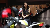 Pengunjung yang hadir pun menjadikan mereka sebagai model untuk foto.