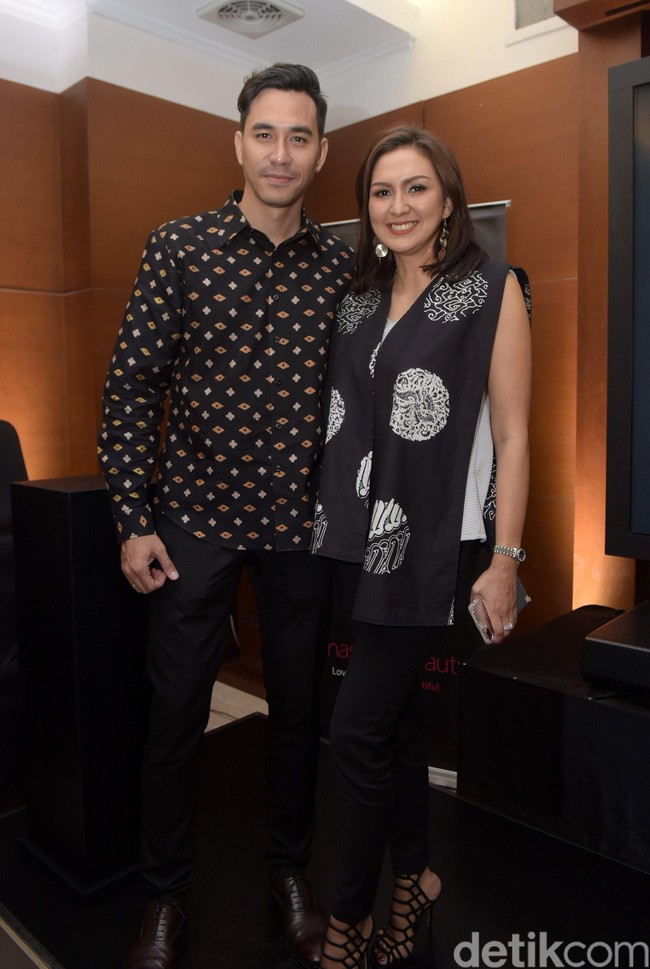 Donna Agnesia putus cinta dengan Okan Kornelius setelah pacaran selama empat tahun. Malah keduanya sempat merencanakan pernikahan. Tidak lama setelah putus, Donna pun dinikahi aktor Darius Sinathrya. Mereka kini telah dikaruniai tiga anak. Foto: Noel/detikFoto