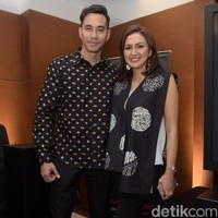 Donna Agnesia putus cinta dengan Okan Kornelius setelah pacaran selama empat tahun. Malah keduanya sempat merencanakan pernikahan. Tidak lama setelah putus, Donna pun dinikahi aktor Darius Sinathrya. Mereka kini telah dikaruniai tiga anak. Foto: Noel/detikFoto