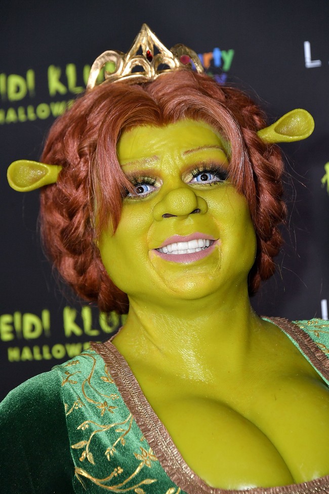Kostum Heidi Klum selalu ditunggu dari tahun ke tahun. Ia pernah menjadi manusia serigala, menggandakan dirinya, menjadi nenek tua dengan keriput yang sangat nyata, dan tahun ini memilih menjadi Putri Fiona di film Shrek. Foto: Getty Images