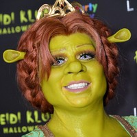 Kostum Heidi Klum selalu ditunggu dari tahun ke tahun. Ia pernah menjadi manusia serigala, menggandakan dirinya, menjadi nenek tua dengan keriput yang sangat nyata, dan tahun ini memilih menjadi Putri Fiona di film Shrek. Foto: Getty Images
