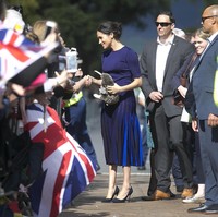 Meghan Markle menyapa warga saat berkunjung ke Rotorua, Selandia Baru, pada Rabu (31/10/2018). Dalam kesempatan tersebut, Meghan yang hadir bersama Pangeran Harry tampil feminin dalam balutan busana serba biru. (Foto: Dominic Lipinski-Pool/Getty Images)