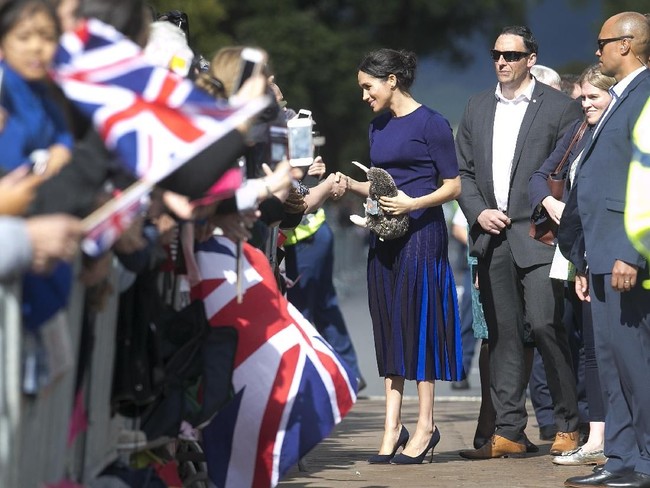 Meghan Markle menyapa warga saat berkunjung ke Rotorua, Selandia Baru, pada Rabu (31/10/2018). Dalam kesempatan tersebut, Meghan yang hadir bersama Pangeran Harry tampil feminin dalam balutan busana serba biru. (Foto: Dominic Lipinski-Pool/Getty Images)