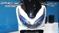 PCX Electric hadir dengan warna full putih, ditambah aksen warna biru yang menandakan motor ini ramah lingkungan. Foto: Agung Pambudhhy