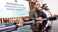 Menteri Perhubungan Budi Karya Sumadi menggelar konferensi pers terkait perkembangan terkini jatuhnya pesawat Lion Air JT 610, Jakarta, Kamis (1/11/2018).