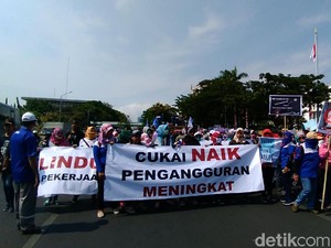 Ratusan Buruh Tuntut Pemerintah Tak Naikkan Cukai Rokok
