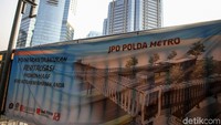 Saat pengerjaan JPO Polda dan JPO Bundaran Senayan, layanan halte TransJakarta dialihkan ke JPO Gelora Bung Karno. Kemudian saat JPO Gelora Bung Karno dibongkar, penumpang TransJakarta diberi sarana pelican crossing di sisi selatan. 