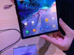 Menggenggam Ponsel Layar Lipat Pertama Sejagat