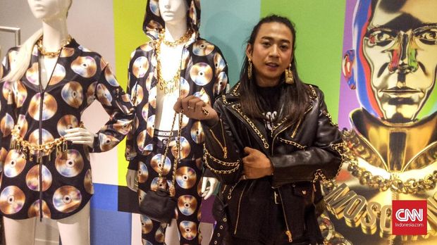 Koleksi H&M Moschino