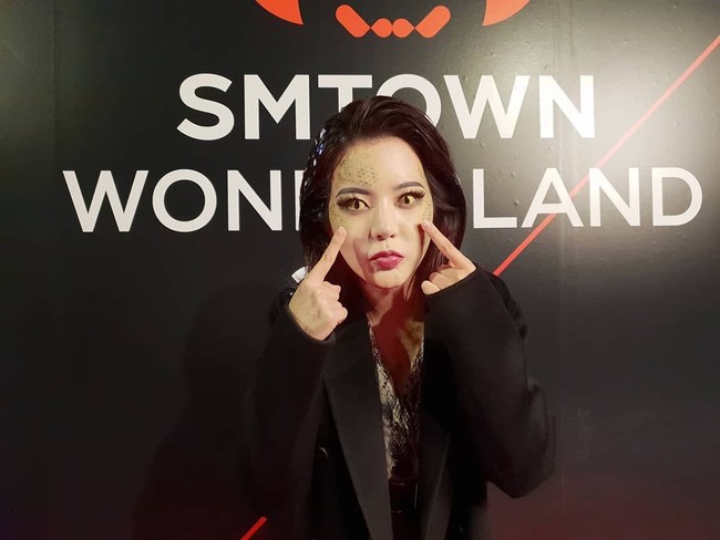 Sedangkan Sunny SNSD tampil hampir tak terkenali dengan riasan wajah ala Nagini. Meski dibalut jaket, ia mengenakan busana bermotif kulit ular agar semakin menyatu dengan karakter. Foto: Instagram @smtown
