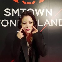 Sedangkan Sunny SNSD tampil hampir tak terkenali dengan riasan wajah ala Nagini. Meski dibalut jaket, ia mengenakan busana bermotif kulit ular agar semakin menyatu dengan karakter. Foto: Instagram @smtown
