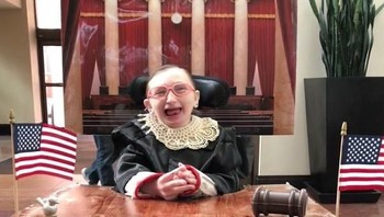 Meski duduk di kursi roda ia tetap bisa merayakan halloween dengan mengikuti gaya Stephen Hawking. (Foto: Boredpanda)