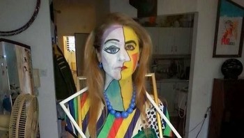 Kreatif! lukisan Picasso pun bisa dijadikan kostum halloween. (Foto: Boredpanda)