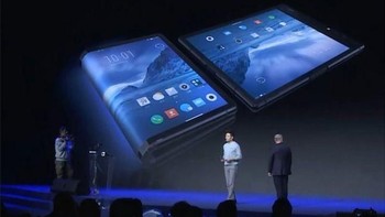 Royole Technology memperkenalkan ponsel layar lipat yang disebut pertama di dunia dalam sebuah event di Beijing. Foto: Gizchina