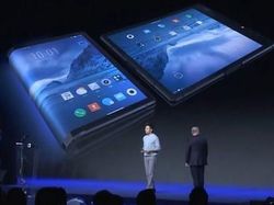 Menggenggam Ponsel Layar Lipat Pertama Sejagat