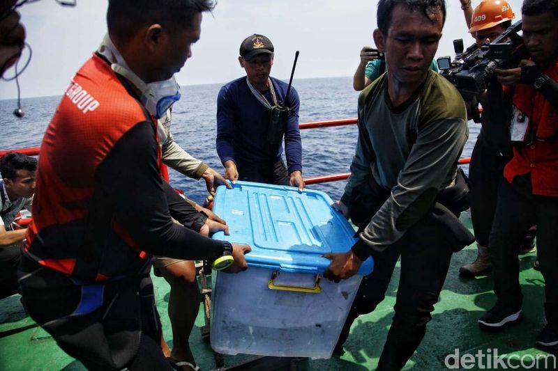 Black box Lion Air JT610 ditemukan. Begini detik-detik saat black box diangkat dari laut ke Kapal Baruna Jaya I, Kamis (1/11).