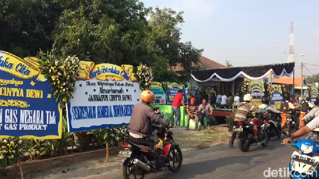 Menuntun sepeda di depan rumah warga yang meninggal/