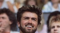 George Michael, penyanyi asal Inggris meninggal pada usia 53 tahun di 2016. Dia baru dimakamkan setahun setelahnya pada 29 Maret 2017. (Foto: Getty Images)