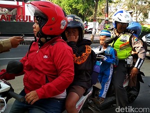 Tuh Kan, Emak-emak di Blitar Kena Tilang karena Boncengan Tiga