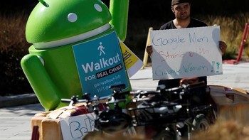 Karyawan pria Google demo di samping maskot Android. Foto: Reuters