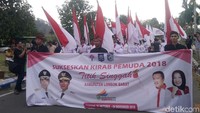Sekitar lebih dari 2.000 siswa dari 20 SMA yang ada di Lombok Barat mengikuti Festival Kirab Pemuda 2018 dalam rangka memperingati Hari Sumpah Pemuda. (Hari/detikTravel)