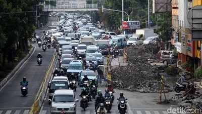 Proyek Galian Saluran Got di Mangga Besar Bikin Macet