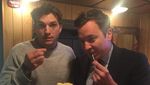 Tetap Memikat Di Usia 40, Ini Pose Ashton Kutcher Saat Asyik Makan