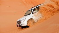 Para tamu hotel dapat menikmati fasilitas outdoor seperti perjalanan unta, jalan-jalan di gurun, sandboarding dan melihat konservasi elang. Ada pula fasilitas menggunakan sepeda, jelajah mobil 4x4 (Barry Neild/CNN Travel)