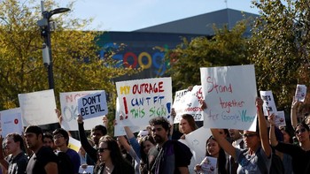 Beberapa slogan pun dibawa. Foto: Reuters