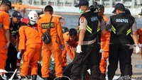 Dua kantong jenazah yang tiba di dermaga JICT 2, Tanjung Priok itu berwarna hitam dan oranye.