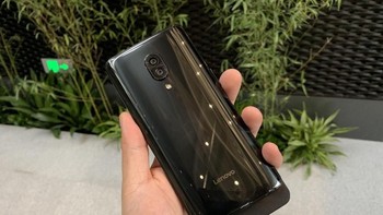 Bodi belakangnya berbalut kaca. Foto: Sina Mobile