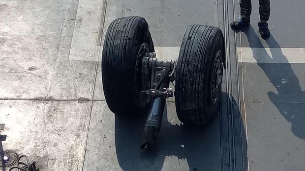 Roda pesawat Lion Air PK-LQP sudah diangkat dari dasar laut perairan Karawang.