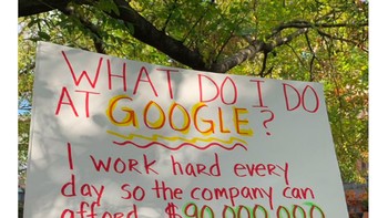 Apa yang kulakukan di Google? Aku bekerja keras sehingga perusahaan bisa membayar USD 90 juta ke eksekutif yang melecehkan rekan sekerjaku, tulis spanduk ini. Foto: Twitter