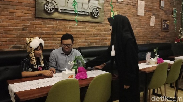 Hadirkan Nuansa Halloween, Datang ke Kafe Ini Dilayani Hantu