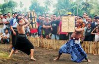 Ksatria Sasak dengan senjata rotan dan perisai (istimewa/Andhy)