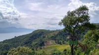 Jika puas selfie, kamu bisa bersantai menikmati hijaunya persawahan, berpadu dengan rumah penduduk dan birunya Danau Singkarak. (dok Uda Uni Duta Wisata Kab Solok)