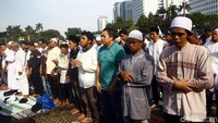 Mereka tampak khusyuk menunaikan salat asar.