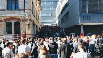 Kalau ini para karyawan Google di Zurich, Swiss, yang kompak ikut demo. Foto: Reuters