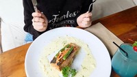 Thalasya memang punya wajah yang cantik dan kulit putih, saking cantiknya banyak netizen yang menyangka ia bukanlah manusia. Masa boneka bisa makan? Foto: instagram @thalasya_