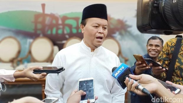 Jawab HNW Soal Revisi Foto, Tim Jokowi: Tak Paham Aturan?