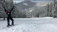 Main ski pun juga tidak luput dari daftar travelingnya. Seru abis! (isabelamoner/instagram)