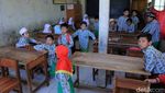Sedih! Siswa-siswi Ini Belajar di Sekolah yang Rusak
