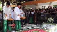 Foto: Dalam kesempatan itu, Prabowo-Sandi pun juga menyempatkan berziarah ke makam Presiden RI ke-4, KH Abdurahman Wahid (Gus Dur) yang berada di lokasi sama. Usai berziarah, Prabowo dan Sandi yang didampingi oleh Gus Solah serta para rombongan juga menaburkan bunga di atas makam para tokoh dan pendiri NU tersebut. (Dok BPN Prabowo-Sandiaga).