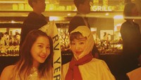 Rayakan pesta Halloween bersama penyanyi SM lainnya, Irene tampil manis dengan kostum berwarna putih merah. Ditemani dengan member Red Velvet yang lain, Yeri, sambil makan malam bersama. Foto: Instagram @redvelvet.smtown