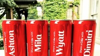 Deretan botol minuman soda ini istimewa lho! Ada nama Ashton, Mila, dan dua anak mereka, Wyatt serta Dimitri. Foto: Instagram aplusk